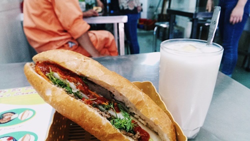 425-1tiem-banh-mi-gan-4-thap-ky-o-pho-co-ha-noi