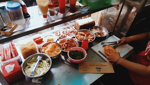 425-2tiem-banh-mi-gan-4-thap-ky-o-pho-co-ha-noi