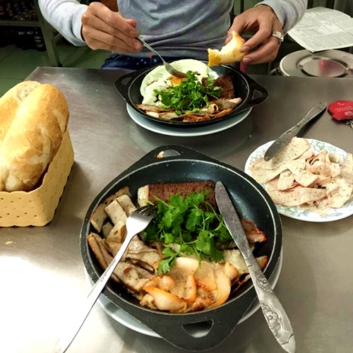 425-3tiem-banh-mi-gan-4-thap-ky-o-pho-co-ha-noi