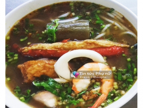 Quán bún mắm đi qua nhìn tủ kính đã muốn vào, ngon nức tiếng Sài Gòn