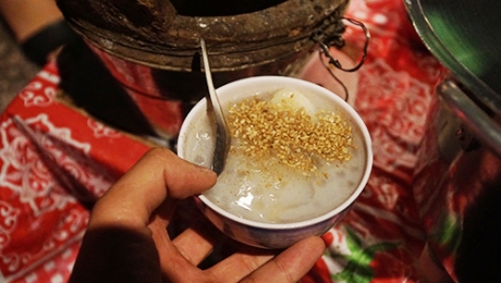 Quán chè hơn 40 năm chỉ bán buổi tối giá 5.000 đ