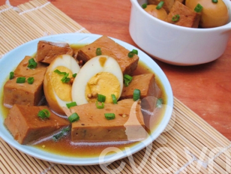 Tận dụng giò thừa sau Tết để kho trứng