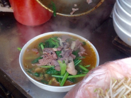 Mì cuống tim, bắp bò ngon nức tiếng sau sân Hàng Đẫy
