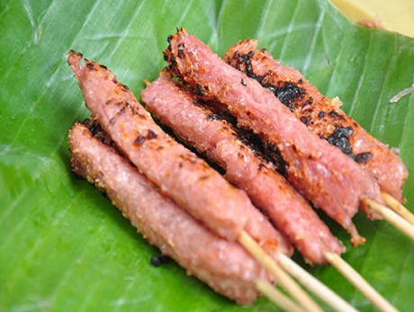 Thơm lừng nem chua nướng Nhà Thờ