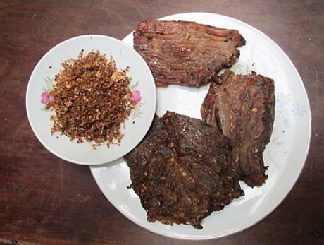 Hấp dẫn bò một nắng với muối kiến vàng Gia Lai