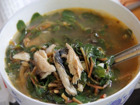 Lạ miệng với canh cá nướng rau sam