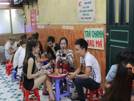 Nắng nóng, giới trẻ đổ xô đi 'trà chanh chém gió'